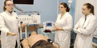 Медицинские манипуляции отрабатывают на тренажере ученики медкласса из Каширы - Regions.Ru