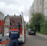 Спасатели перенесли тяжелобольного пенсионера в машину скорой помощи в Кашире - Regions.Ru