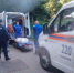 Спасатели транспортировали больную пенсионерку в машину скорой помощи в Кашире - Regions.Ru