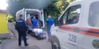 Спасатели транспортировали больную пенсионерку в машину скорой помощи в Кашире - Regions.Ru