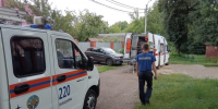 Спасатели помогли медикам перенести в машину скорой помощи больного пенсионера из Каширы - Regions.Ru
