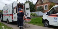 В округе Кашира работники ГКУ МО «Мособлпожспас» помогли медикам транспортировать пожилого пациента - Администрация г.о. Кашира