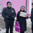 Пенсионеров на улицах предупреждают не попадаться на уловки мошенников - Regions.Ru